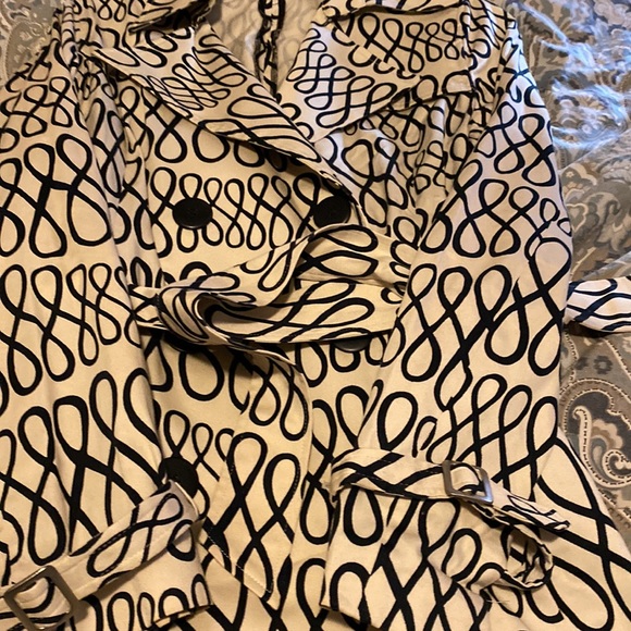 EUC unlined spring/summer trench with sash - Picture 4 of 8